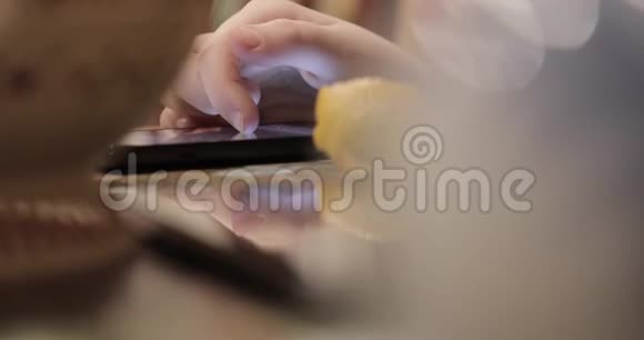 手和智能手机在特写桌上视频的预览图