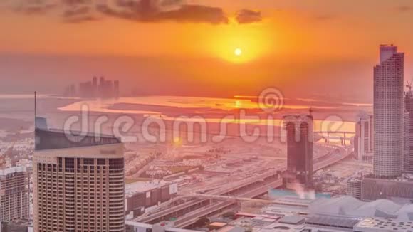 令人惊叹的日出鸟瞰迪拜市中心摩天大楼清晨时光迪拜阿拉伯联合酋长国视频的预览图
