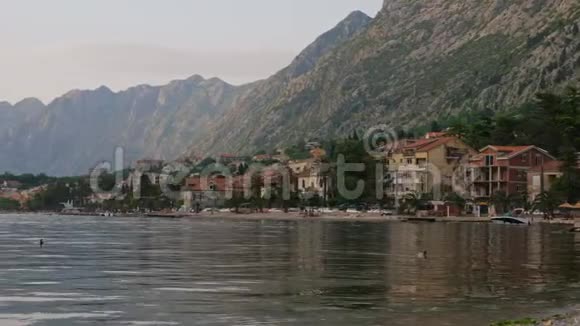 城市和山脉背景下的海湾视频的预览图