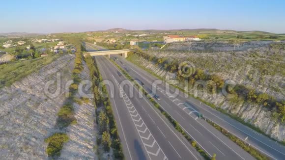 现代高速公路上活跃交通的空中镜头美丽的风景地平线视频的预览图