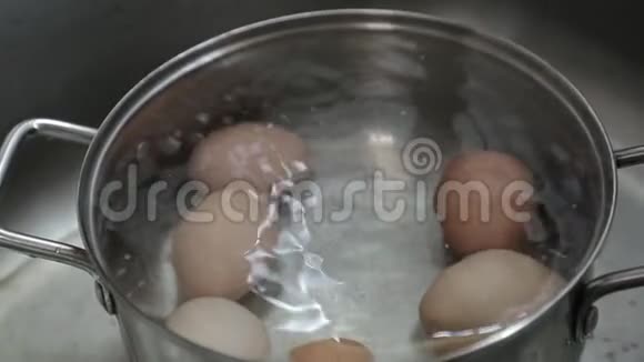 把鸡蛋放在平底锅里放着水视频的预览图
