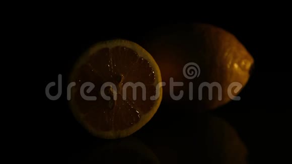 在黑暗的背景下切整个柠檬高清高清视频的预览图