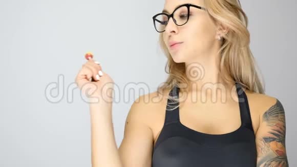 金发女人用手拿着棒棒糖做傻脸视频的预览图