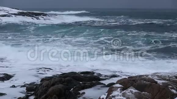 冬天巴伦支海岸边的波浪视频的预览图