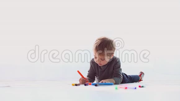 小男孩在纸上画彩色铅笔视频的预览图