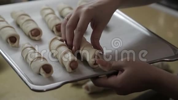 在烘焙测试中烹饪自制香肠视频的预览图