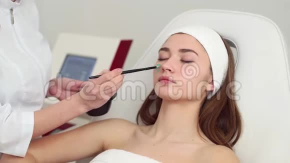 美容专家使用刷子涂抹面膜使皮肤水润健康迷人的女人令人放松视频的预览图