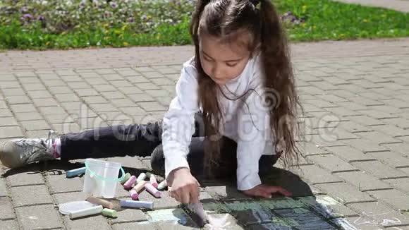 小女孩用粉笔画画视频的预览图
