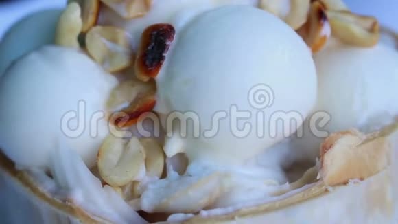冰淇淋在椰子碗上旋转视频的预览图