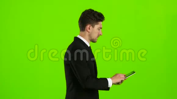 商人要工作并打印重要信息绿色屏幕侧视图视频的预览图