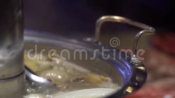 中国油炸圈铜火锅的慢动作肉片视频的预览图
