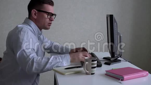 在办公室使用电脑的商人视频的预览图