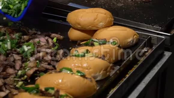 慢动作供应商在钢烤架上烹饪台湾猪肉夜间市场视频的预览图