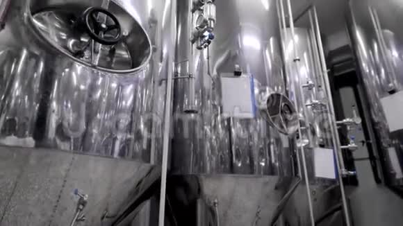 酿酒厂的蒸馏设备视频的预览图