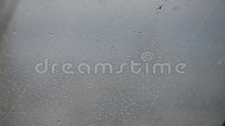 雨水和水流在窗户上视频的预览图