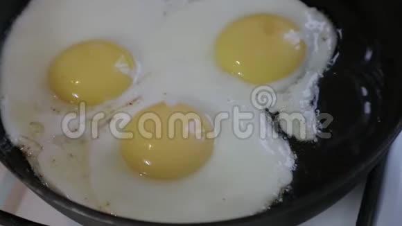 煎锅里煎鸡蛋慢速视频视频的预览图