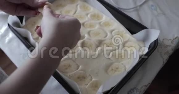 在桌上做香蕉蛋糕视频的预览图