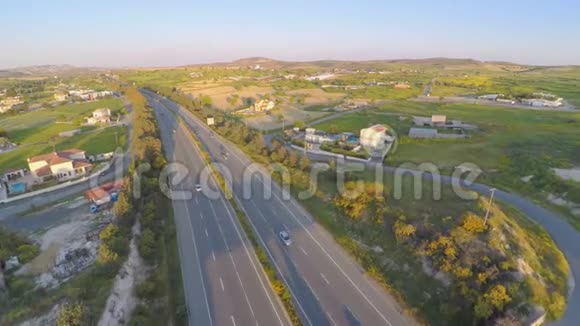 现代交通基础设施道路田野农村的俯视图空中飞行视频的预览图