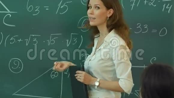 老师在棋盘上做数学视频的预览图