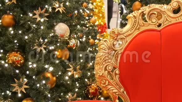 圣诞老人或圣尼古拉的红椅在商场圣诞树附近圣诞装饰购物中心视频的预览图