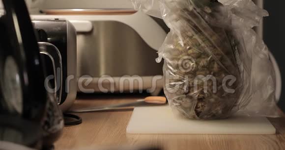 从厨房桌子上的包裹里取出菠萝视频的预览图