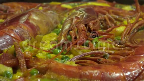 4k烹饪海鲜派拉美味可口的西班牙食物视频的预览图