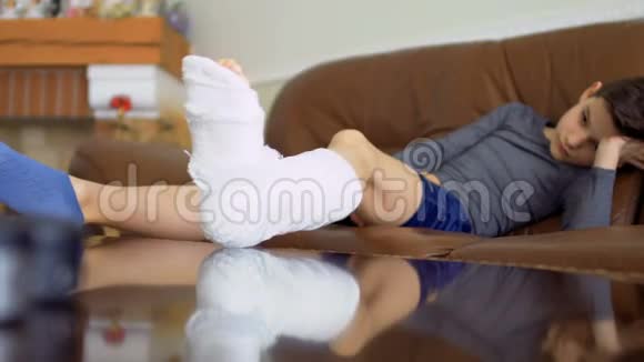 一个腿断的小男孩在家很无聊视频的预览图