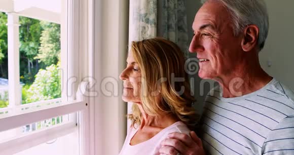 两对老夫妇在窗外互相交流视频的预览图