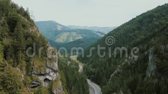 在美丽的深峡谷中的山路鸟瞰汽车在山路上行驶视频的预览图