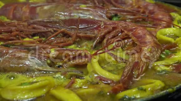 4k烹饪海鲜派拉美味可口的西班牙食物视频的预览图