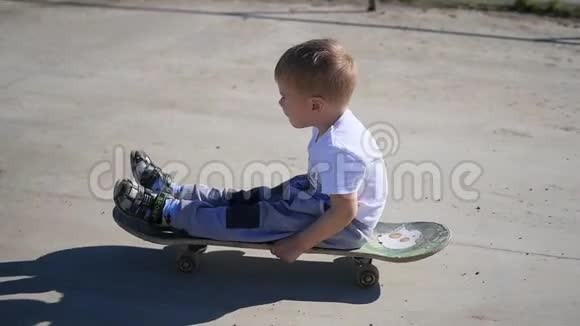 骑在滑板上的小孩子户外运动视频的预览图
