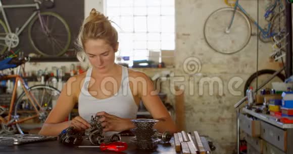 4k车间修理部分自行车的妇女视频的预览图