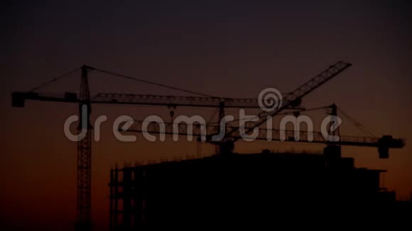 日出日落背景下的高层建筑施工视频的预览图
