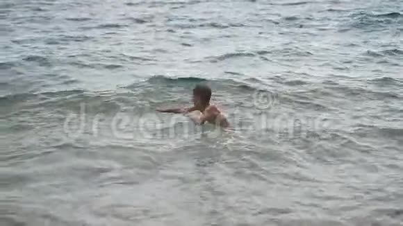这个小男孩正愉快地在亚得里亚海游泳海浪在大海里克罗地亚视频的预览图