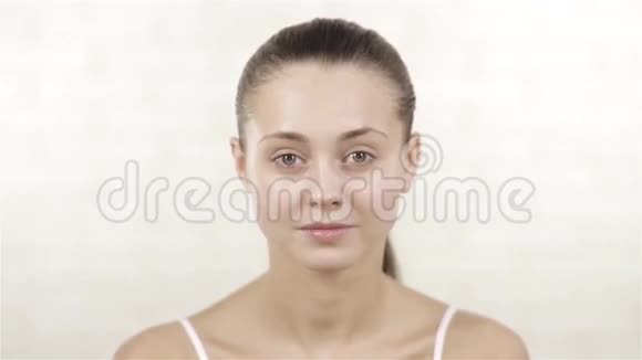 女人用毛巾擦脸视频的预览图