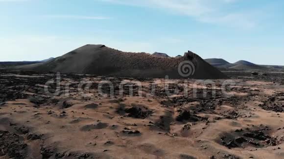 兰萨罗特岛火山口鸟瞰图加那利群岛视频的预览图