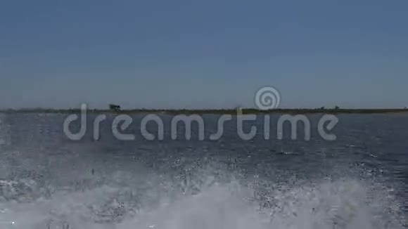 汽艇运动后的气泡视频的预览图