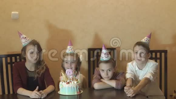 孩子们无聊的生日聚会小寿星生日蛋糕视频的预览图
