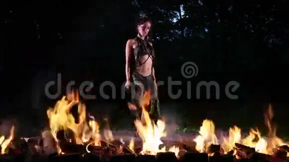 在火里跳舞视频的预览图