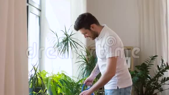 在家里给家里的植物浇水视频的预览图