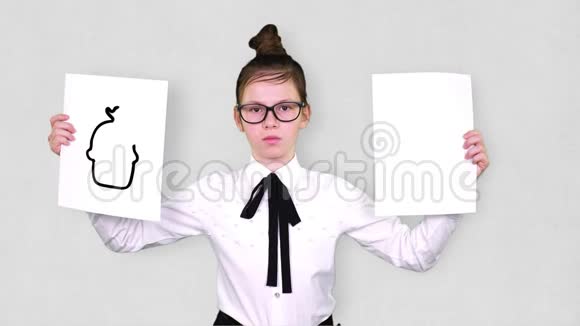 肖像少年女孩手持两张白纸上面有蛋糕和哑铃画动画运动的选择视频的预览图