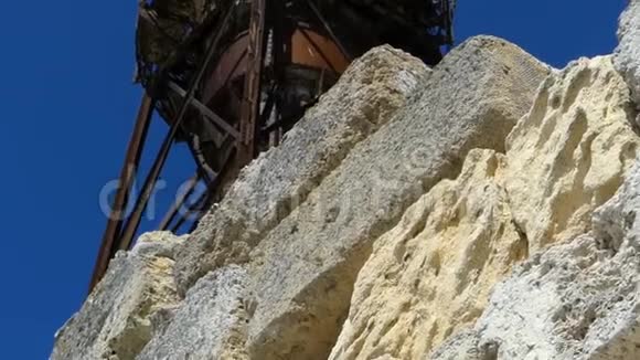 斯洛莫的德扎里尔哈奇岛上的一座金属边塔视频的预览图