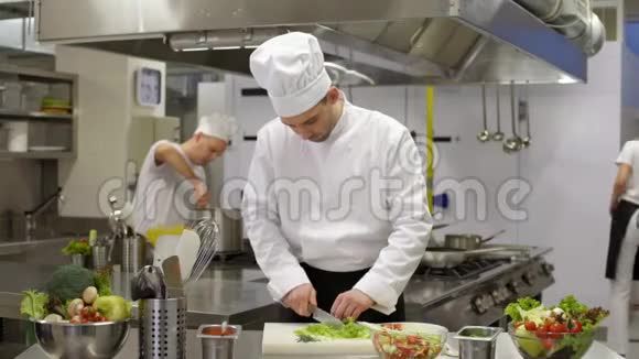 厨师准备沙拉伤肘伤视频的预览图