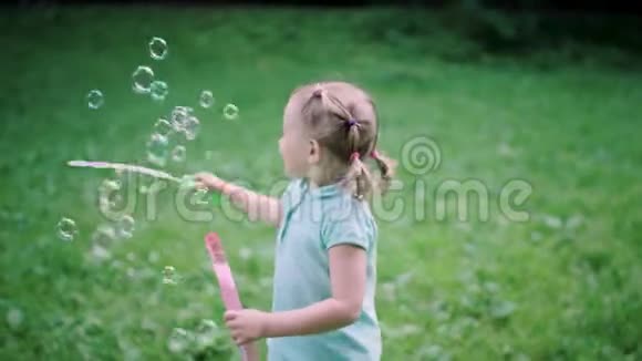 在大自然中享受乐趣的孩子泡泡泡澡的女孩视频的预览图