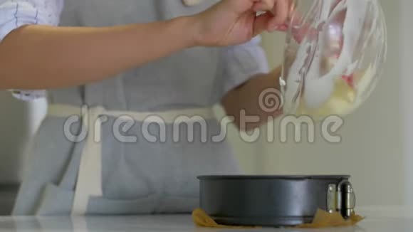 糕点厨师把奶油倒入烤盘视频的预览图