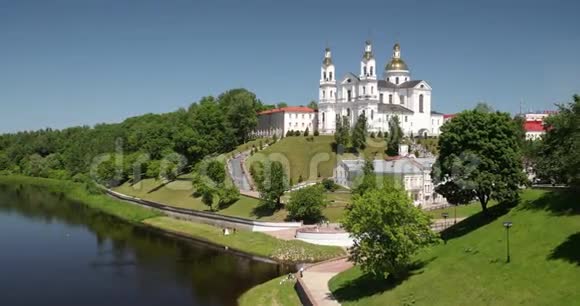 维捷布斯克白俄罗斯夏季傍晚在乌斯彭斯基山和德维纳河上的上城教堂视频的预览图