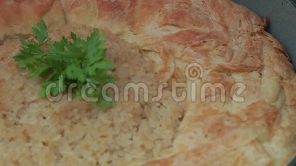 一个蔬菜馅饼中间有米饭放在圆形的平底锅里视频的预览图