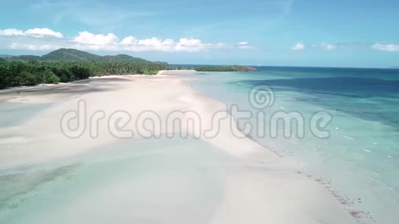 空中无人机飞行在热带天堂绿松石海滩与棕榈树菲律宾厄尔尼诺视频的预览图