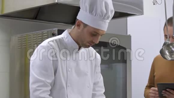 厨师烹饪和平板咨询经理视频的预览图