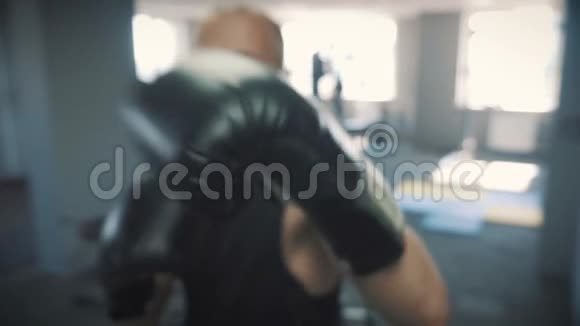 体育和人年轻男性运动员在拳击健身房训练他的拳头对着镜头在拳击手上视频的预览图